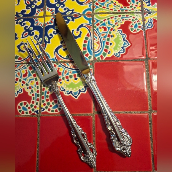 Wallace Silver Antique Baroque Stainless Dinner Knife & Fork NWOT Vintage '84-90 - Picture 1 of 3